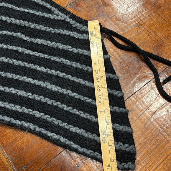 Minete Wool Capelet - Picture 5 of 9